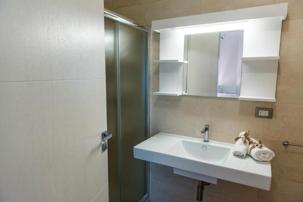 Bagno moderno con doccia e sanitari di pregio