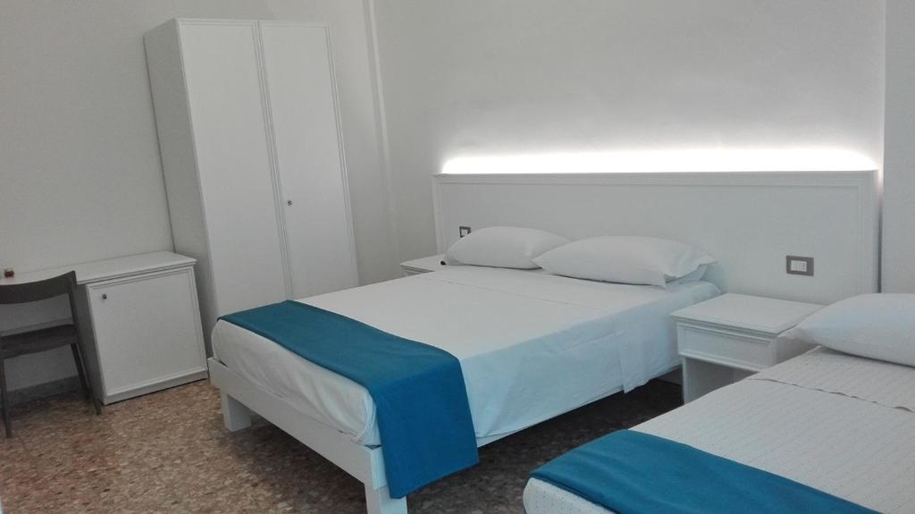 Suite Deluxe Vista Mare — camera spaziosa con letto matrimoniale