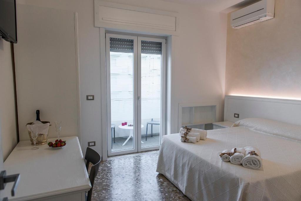 Suite Orizzonte — camera con terrazza e vista mare